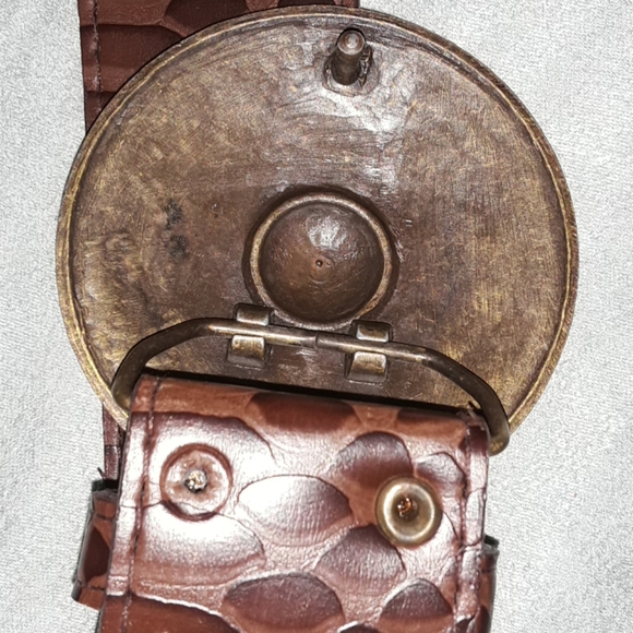 Brown medallion buckle detach. embossed belt - Picture 4 of 5